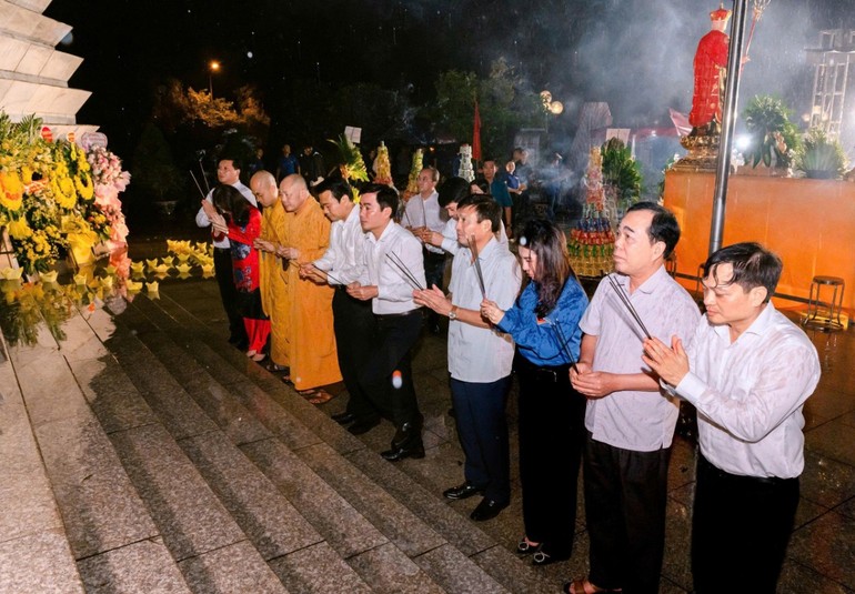 Chư tôn đức cùng lãnh đạo các cơ quan dâng hương anh linh các anh hùng, liệt sĩ tại Nghĩa trang Liệt sĩ tỉnh Thanh Hóa