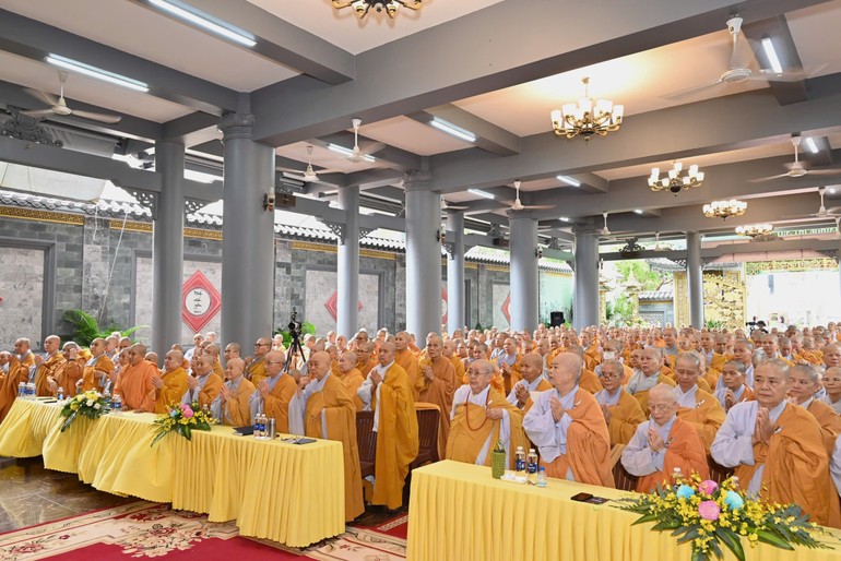 Chư hành giả Ni cung đón chư tôn đức giáo thọ quang lâm lớp học