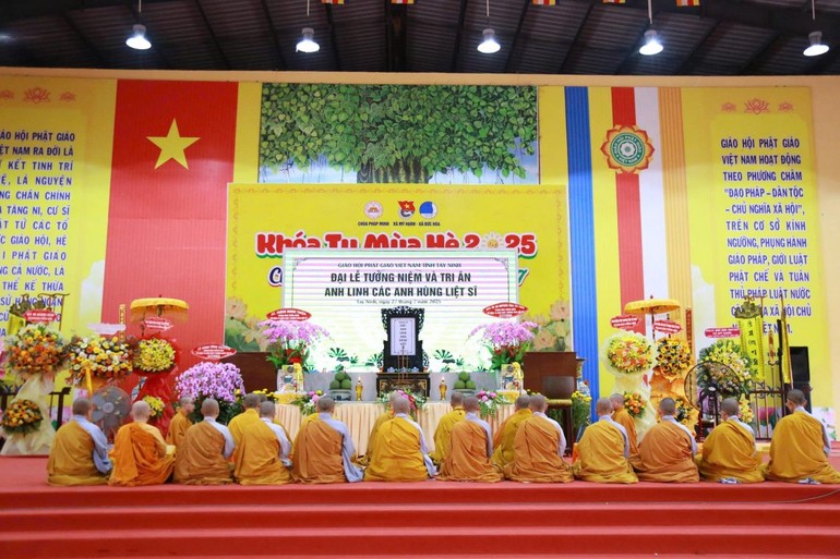 Chư tôn đức thực hiện thời kinh A Di Đà cầu nguyện anh linh các anh hùng, liệt sĩ