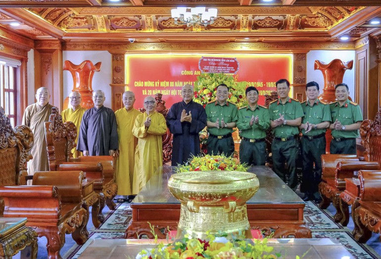 Chụp ảnh lưu niệm nhân Kỷ niệm 80 năm ngày thành lập Lực lượng Công an nhân dân VN