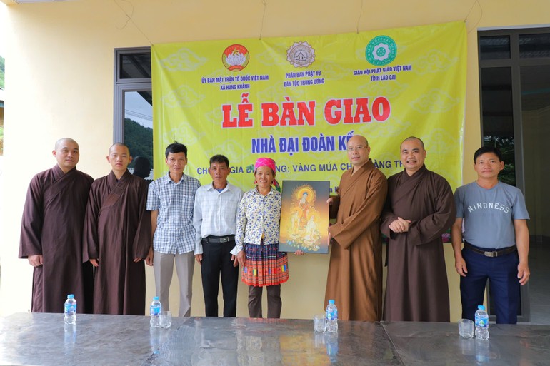 Chư tôn đức trao ảnh Đức Phật nhân ngày mừng nhà mới của gia đình ông Vàng Múa Chú và bà Giàng Thị La