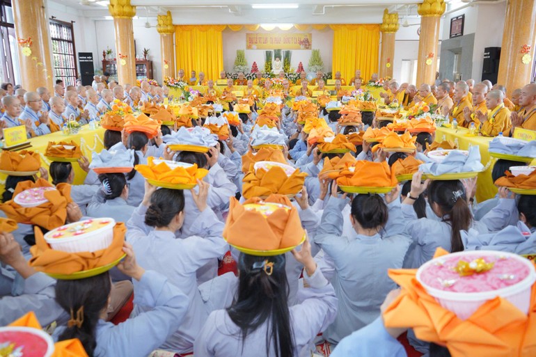 Phật tử dâng pháp y tại Lễ tạ pháp
