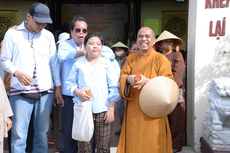 350 phần quà Vu lan được chùa Từ Mãn trao đến người khiếm thị và người dân có hoàn cảnh khó khăn