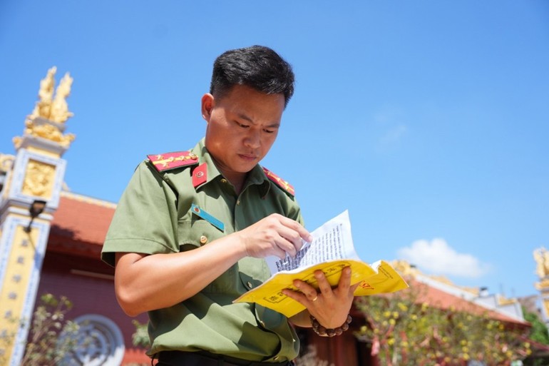 Nhiều kinh sách của chùa An Lạc bị hư hỏng sau bão lũ