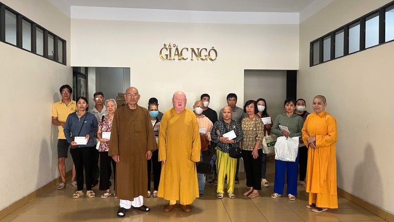 Hòa thượng Thích Tâm Viên, Hòa thượng Thích Duy Trấn trao tiền ủng hộ của bạn đọc đến các bệnh nhân