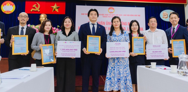 Các đơn vị, tổ chức, cá nhân đóng góp ủng hộ đồng bào bị ảnh hưởng bão lũ, vào chiều 29-10 - Ảnh: MTTQVN TP