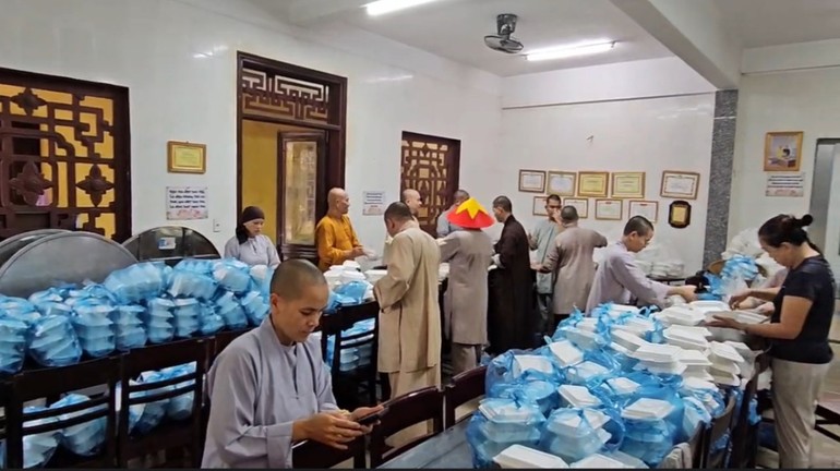 Chùa Quang Minh, P.Thủy Xuân, TP.Huế chuẩn bị hàng chục ngàn suất cơm chay cứu trợ bà con