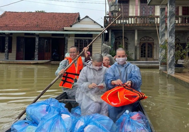 Chư Ni chuyển thực phẩm cứu trợ bà con tại tỉnh Quảng Trị