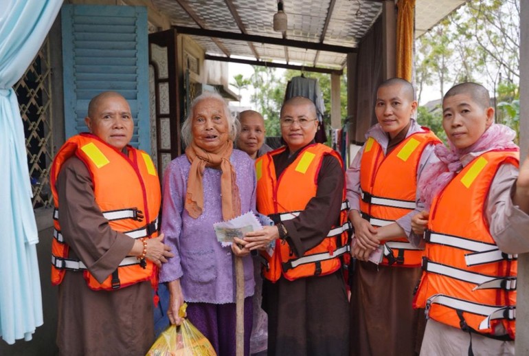 Ban Từ thiện xã hội GHPGVN tỉnh Đồng Nai trao quà đến những hoàn cảnh khó khăn do ảnh hưởng lũ lụt tại làng La Vân Hạ, xã Quảng Điền