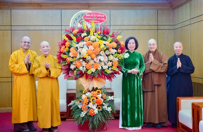 Phái đoàn Ban Trị sự GHPGVN TP.Hà Nội chúc mừng tân Chủ tịch Ủy ban MTTQVN Thành phố Bùi Huyền Mai