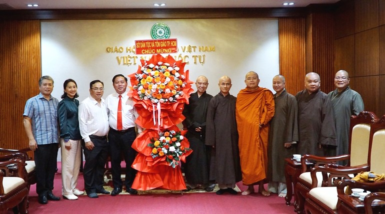Lãnh đạo Sở Dân tộc và Tôn giáo TP.HCM chúc mừng Giáo hội TP.HCM nhân Kỷ niệm 44 năm ngày thành lập GHPGVN - Ảnh: H.D