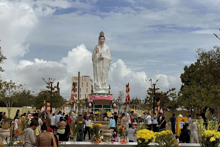Tôn tượng Bồ-tát tại Quán Âm Phật Đài, tỉnh Cà Mau