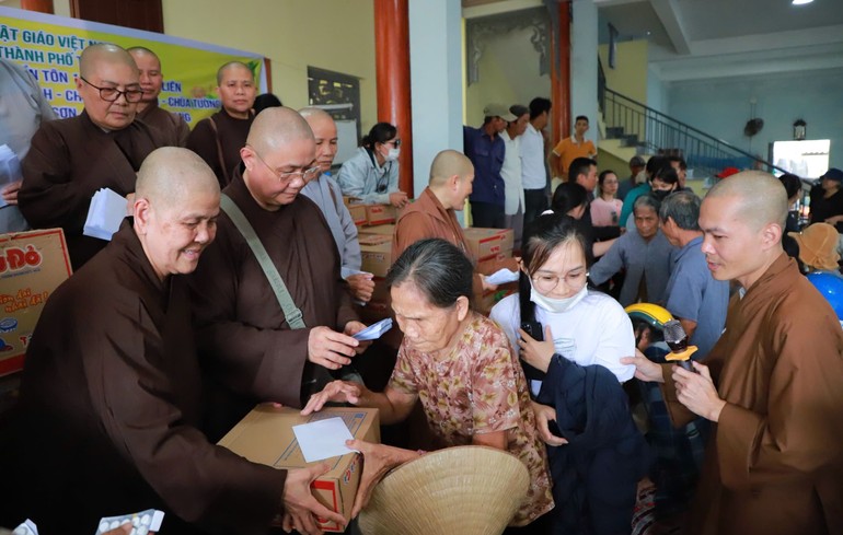 Chư Ni các tự viện TP.HCM, tỉnh Đồng Nai trao quà đến bà con khó khăn tại TP.Đà Nẵng