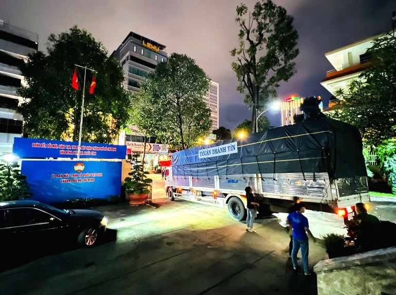 Những chuyến xe tải chở hàng hóa cứu trợ đến đồng bào miền Trung