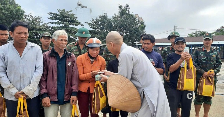 Ni trưởng Thích nữ Tâm Nguyệt trao quà đến bà con vùng lũ xã Hòa Thịnh, tỉnh Đắk Lắk
