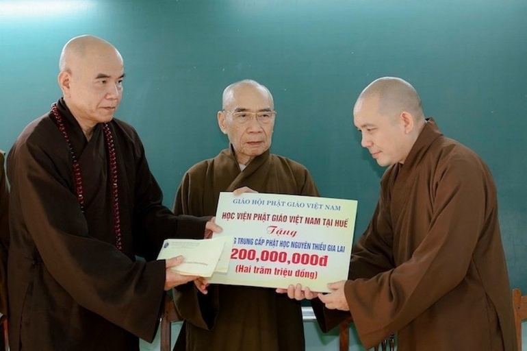 Học viện Phật giáo VN tại Huế thăm và hỗ trợ 200 triệu đồng đến Trường Trung cấp Phật học Nguyên Thiều sau bão lũ