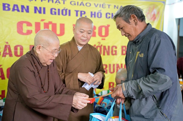 Ni trưởng Thích nữ Từ Nhẫn trao quà đến bà con khó khăn sau bão lũ