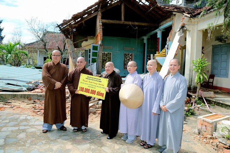 Ni trưởng Thích nữ Từ Nhẫn trao hỗ trợ đến đại diện Trường Trung cấp Phật học Nguyên Thiều (tỉnh Gia Lai)