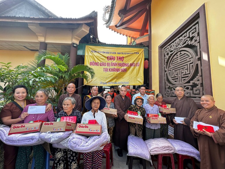 Chư tôn đức và ông Nguyễn Hoàng Giang trao quà đến bà con khó khăn ảnh hưởng bão lũ tại tỉnh Khánh Hòa