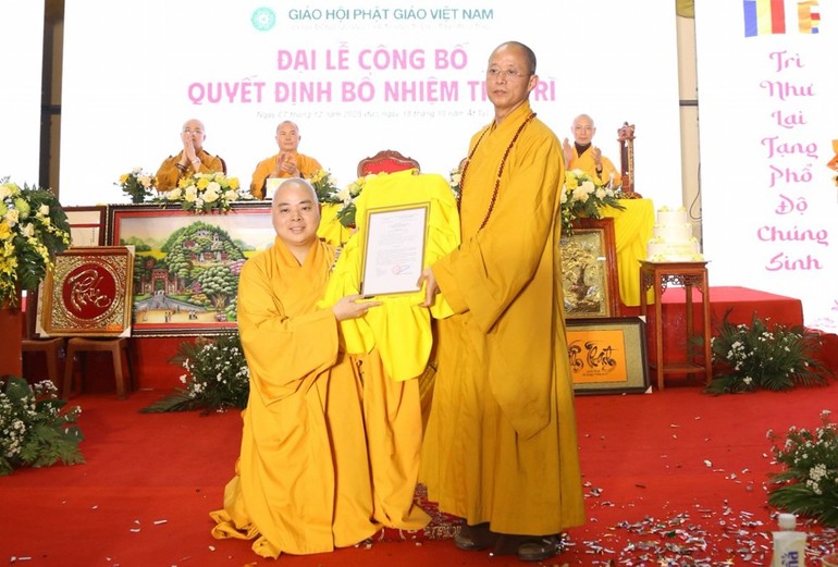 Thượng tọa Thích Minh Nghiêm trao quyết định bổ nhiệm trụ trì đến Đại đức Thích Đạo Minh