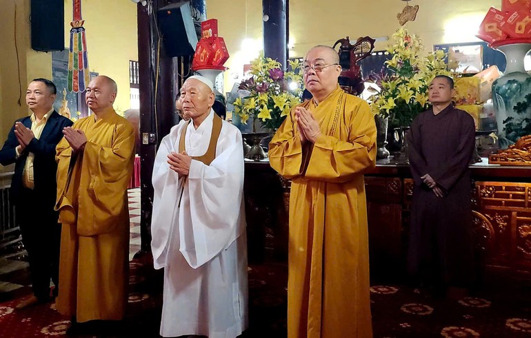 Hòa thượng Jwasan Sangsa cùng chư tôn đức lãnh đạo GHPGVN đảnh lễ Tam bảo tại chính điện chùa Quán Sứ