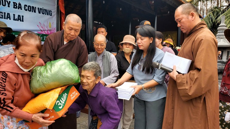 Đoàn từ thiện chùa Minh Giác trao quà đến bà con vùng bão lũ tỉnh Gia Lai