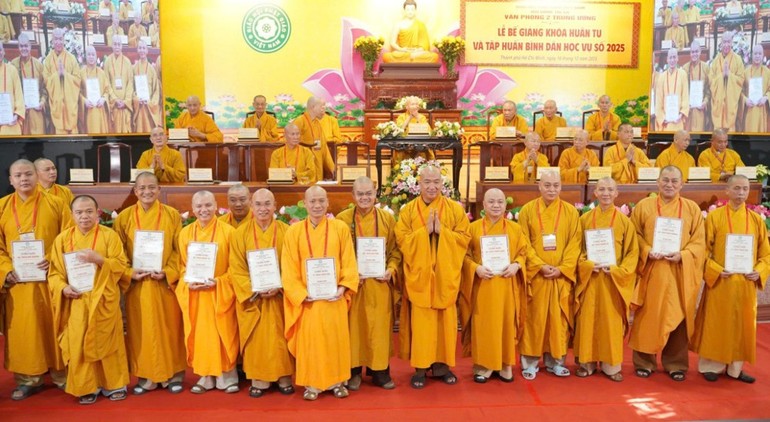 Thượng tọa Thích Phước Nguyên trao Chứng nhận đến chư Tăng 