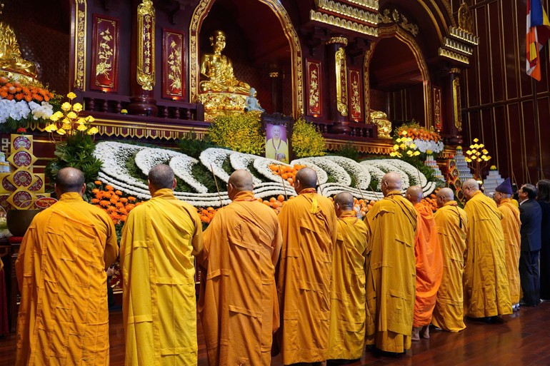 Chư tôn giáo phẩm dâng hương tưởng niệm Đức vua - Phật hoàng Trần Nhân Tông