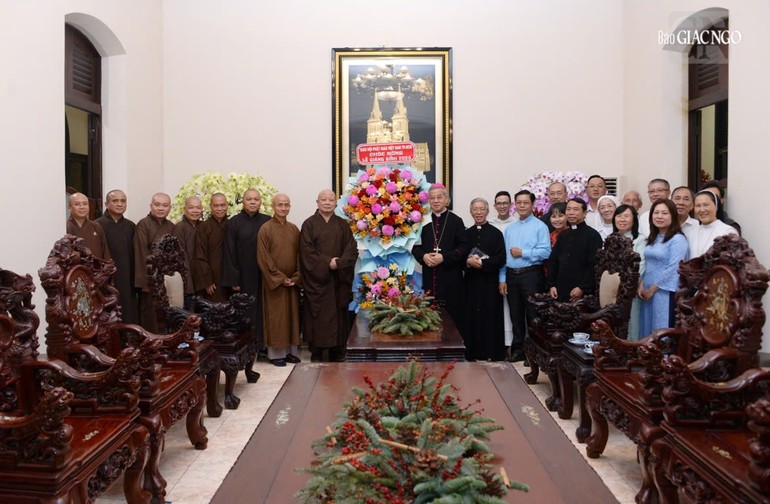 Phái đoàn Ban Trị sự GHPGVN TP.HCM chúc mừng Giáng sinh năm 2025 tại Tòa Tổng Giám mục TP.HCM - Ảnh: Bảo Toàn/BGN