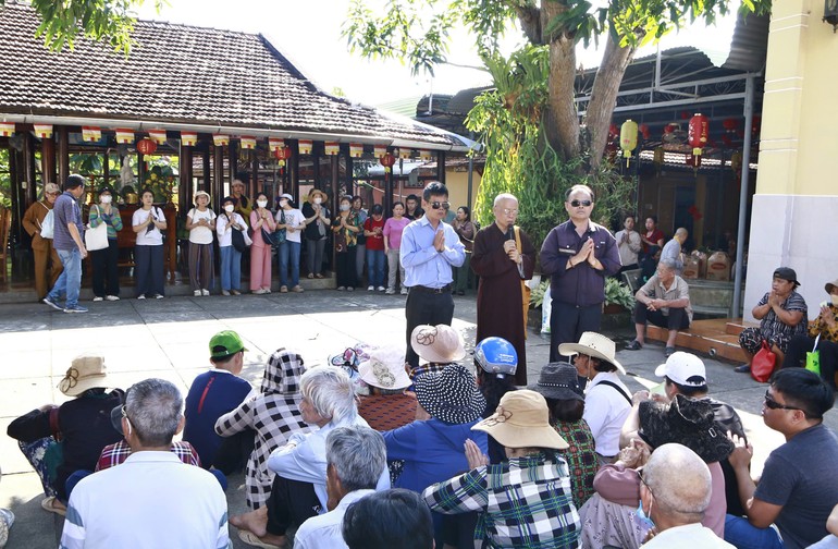Hòa thượng Thích Chơn Nguyên thăm hỏi và động viên người mù vượt qua khó khăn, sớm ổn định cuộc sống