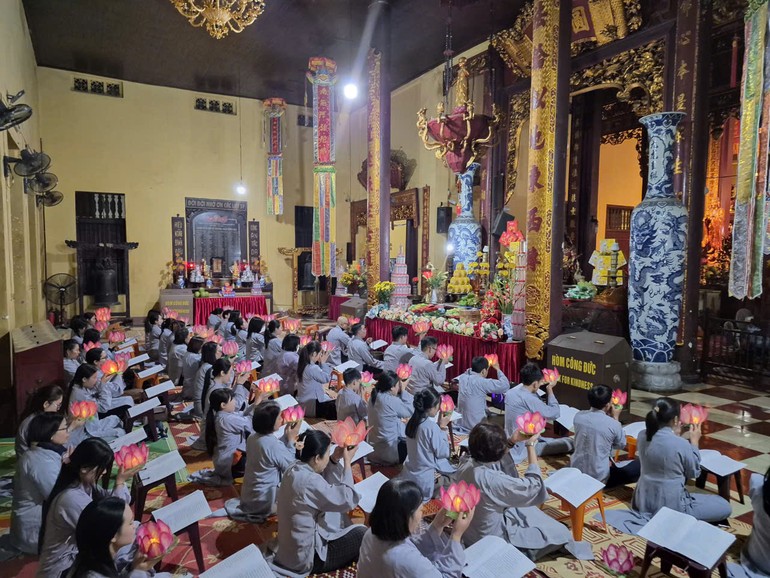 Câu lạc bộ Thanh thiếu niên Phật tử Quán Sứ kính mừng Khánh đản Đức Phật A Di Đà tại chùa Quán Sứ