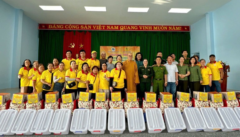 Chương trình từ thiện chia sẻ khó khăn đến bà con vùng bão lũ của chùa Tường Nguyên, TP.HCM