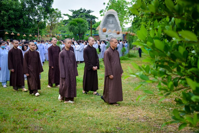 Khóa tu mở đầu bằng thời khóa thiền hành tại Tu viện Khánh An