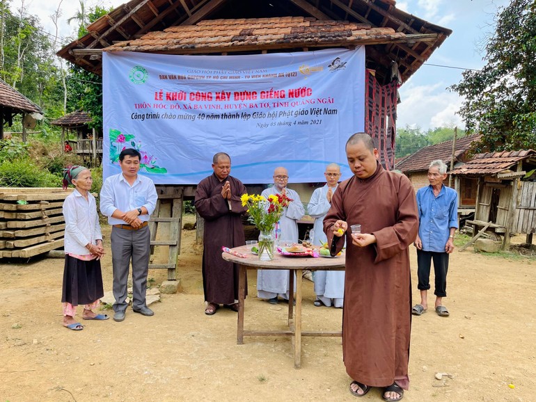 Đại đức Thích Chí Giác Thông thực hiện nghi thức sái tịnh tại lễ khởi công xây dựng giếng nước dân sinh cho bà con miền núi tại huyện Ba Tơ, tỉnh Quảng Ngãi