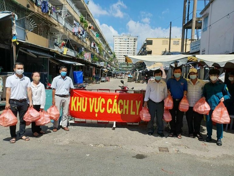 Chùa Vĩnh Long gửi tặng các suất chay tới đại diện Ủy ban Nhân dân phường 2 để chia sẻ đến bà con khu cách ly