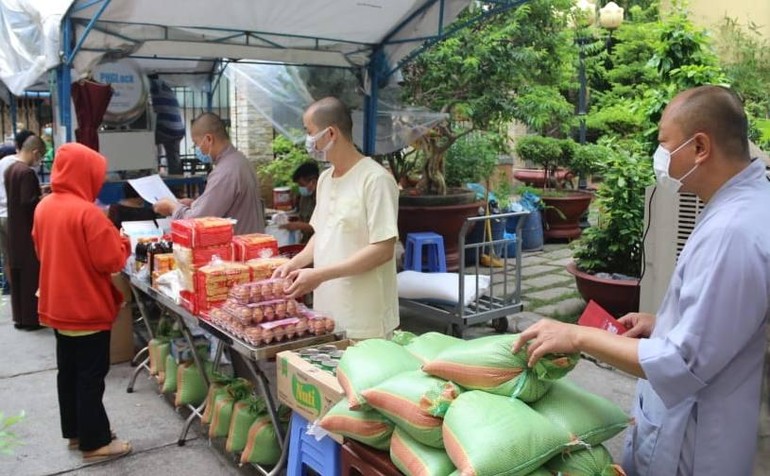 "Siêu thị 5K" tại chùa Bửu Đà hoạt động ngày 15-6 - Ảnh: CBĐ