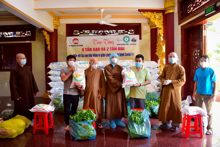 Ban Văn hóa GHPGVN TP.HCM trao gạo, rau đến bà con tại địa bàn quận 1