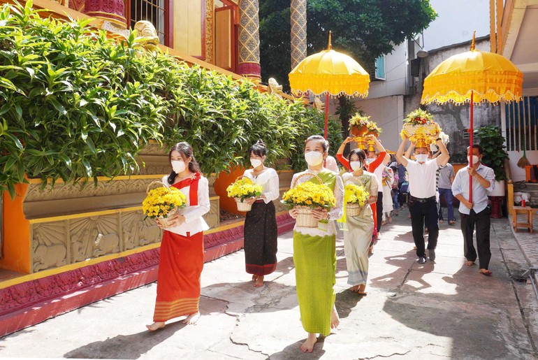 Phật tử nhiễu Phật quanh chánh điện