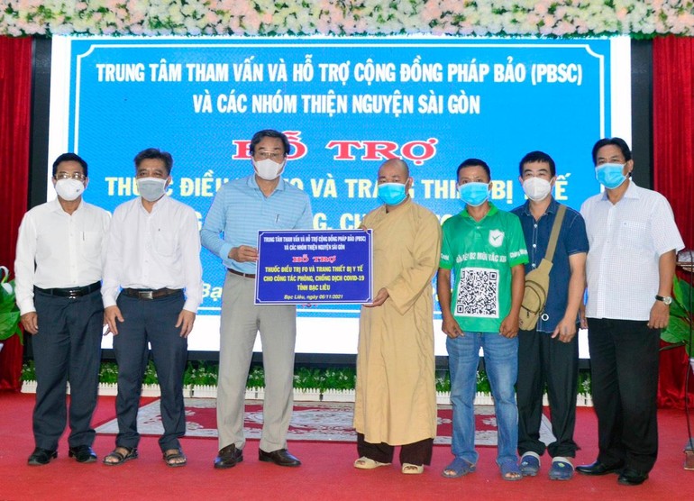 Trung tâm Tham vấn và Hỗ trợ Cộng đồng Pháp Bảo trao thiết bị y tế tới ông Trần Hoài Đảo, Phó Giám đốc Sở Y tế Bạc Liêu - Ảnh: PB