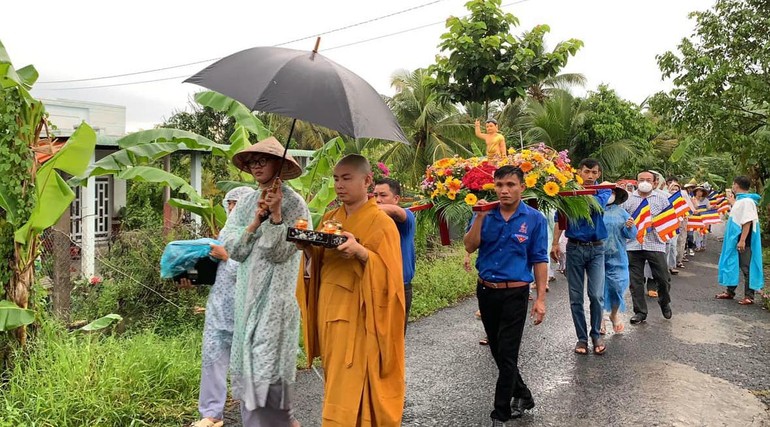 Lần đầu tiên bà con Phật tử chùa An Long, TP.Vĩnh Long được rước kiệu Phật đản sanh quanh khóm Tân Bình