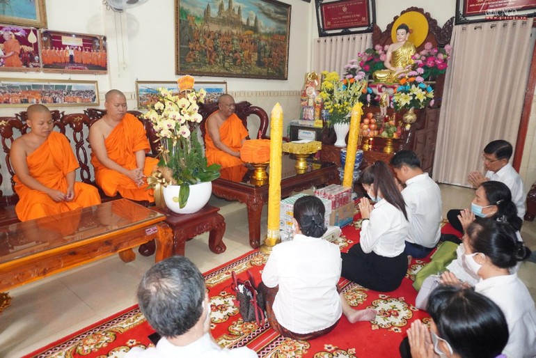 Ngài Sok Dareth, Tổng Lãnh sự Vương quốc Campuchia tại TP.HCM cùng thành viên đoàn dâng đèn, dâng y tắm mưa đến chư Tăng mùa an cư