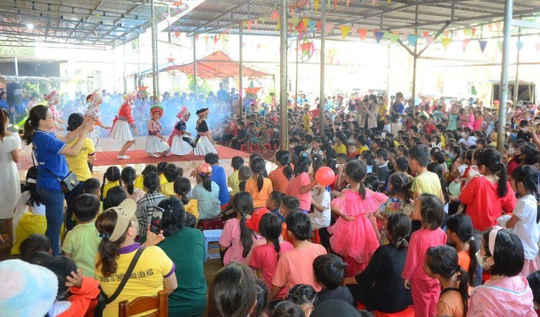 Các em nhỏ đồng bào tại xã Đắk Ngo vui Tết Trung thu