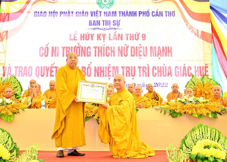 Đại đức Thích Trung Nghĩa đón nhận quyết định bổ nhiệm trụ trì từ Hoà thượng Thích Thiện Huệ - Phó Trưởng ban kiêm Trưởng Ban Tăng Sự GHPGVN TP.Cần Thơ 