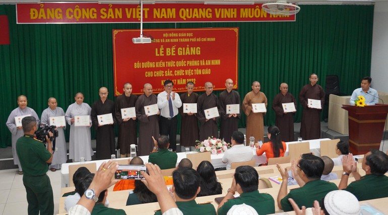 Ông Ngô Thanh Sơn, Phó Chủ tịch Ủy ban MTTQVN TP.HCM trao chứng nhận đến các học viên