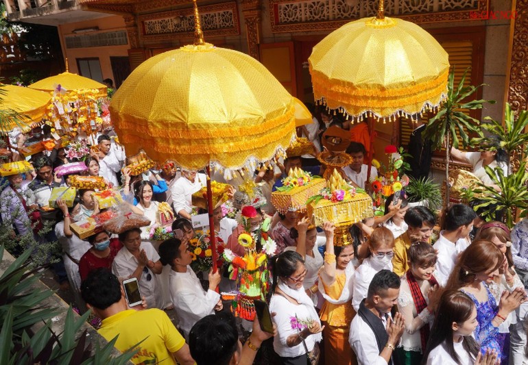 Nhiễu Phật ba vòng quanh chánh điện