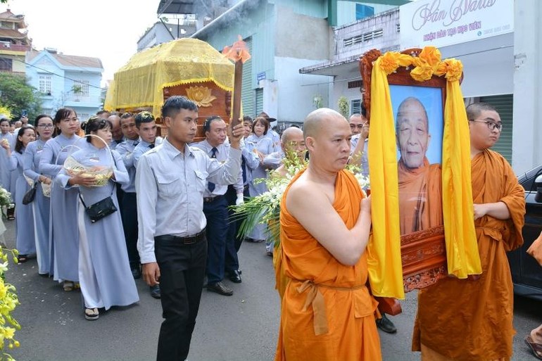 Phụng tống kim quan Hòa thượng Thích Giác Phương đến nơi trà-tỳ