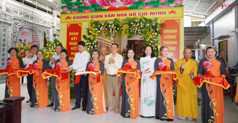 Cắt băng khánh thành Không gian văn hóa Hồ Chí Minh tại chùa Hoằng Linh