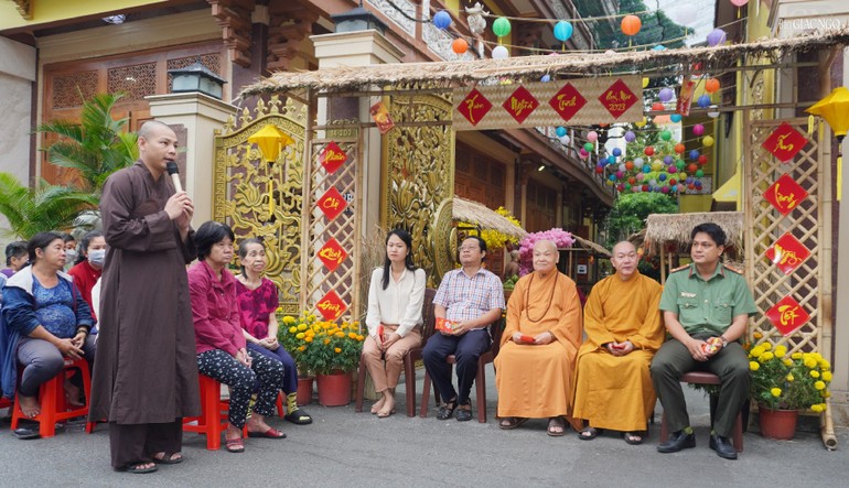 Phiên chợ "Nghĩa tình quê hương" có sự chứng minh của Hòa thượng Thích Thiện Nhơn, Chủ tịch Hội đồng Trị sự GHPGVN