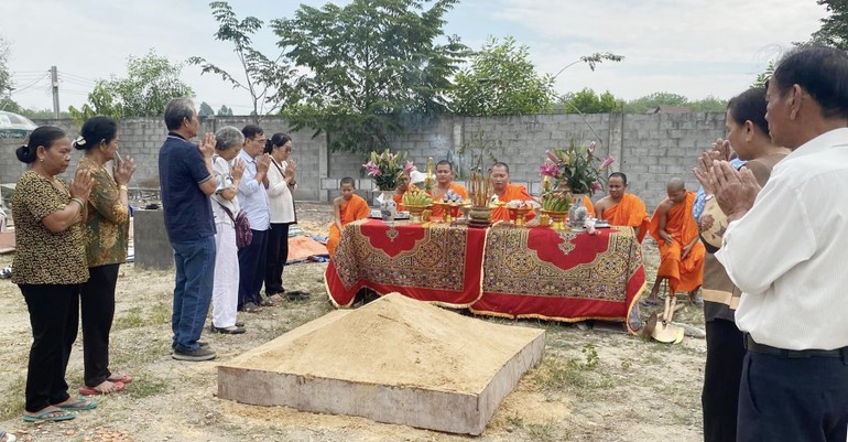 Khóa lễ cầu nguyện cho công trình sớm thành tựu phục vụ nhu cầu tâm linh bà con Phật tử - Ảnh: TKQ