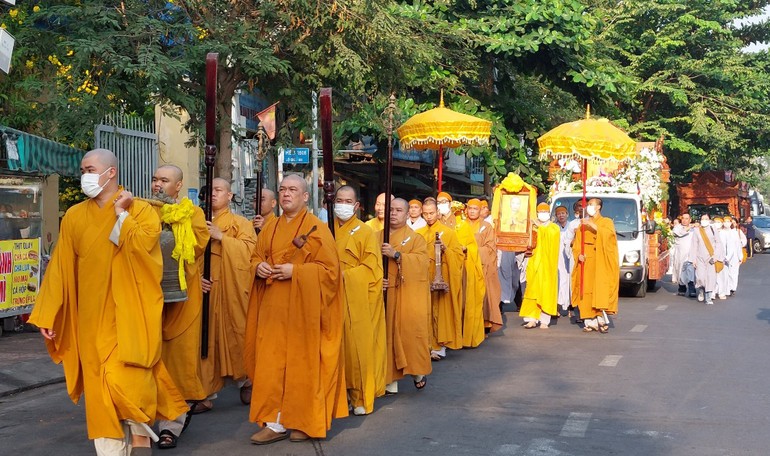 Cung tống kim quan Thượng tọa Thích Lệ Trường, Phó Trưởng ban Trị sự GHPGVN H.Nhà Bè đến nơi trà-tỳ